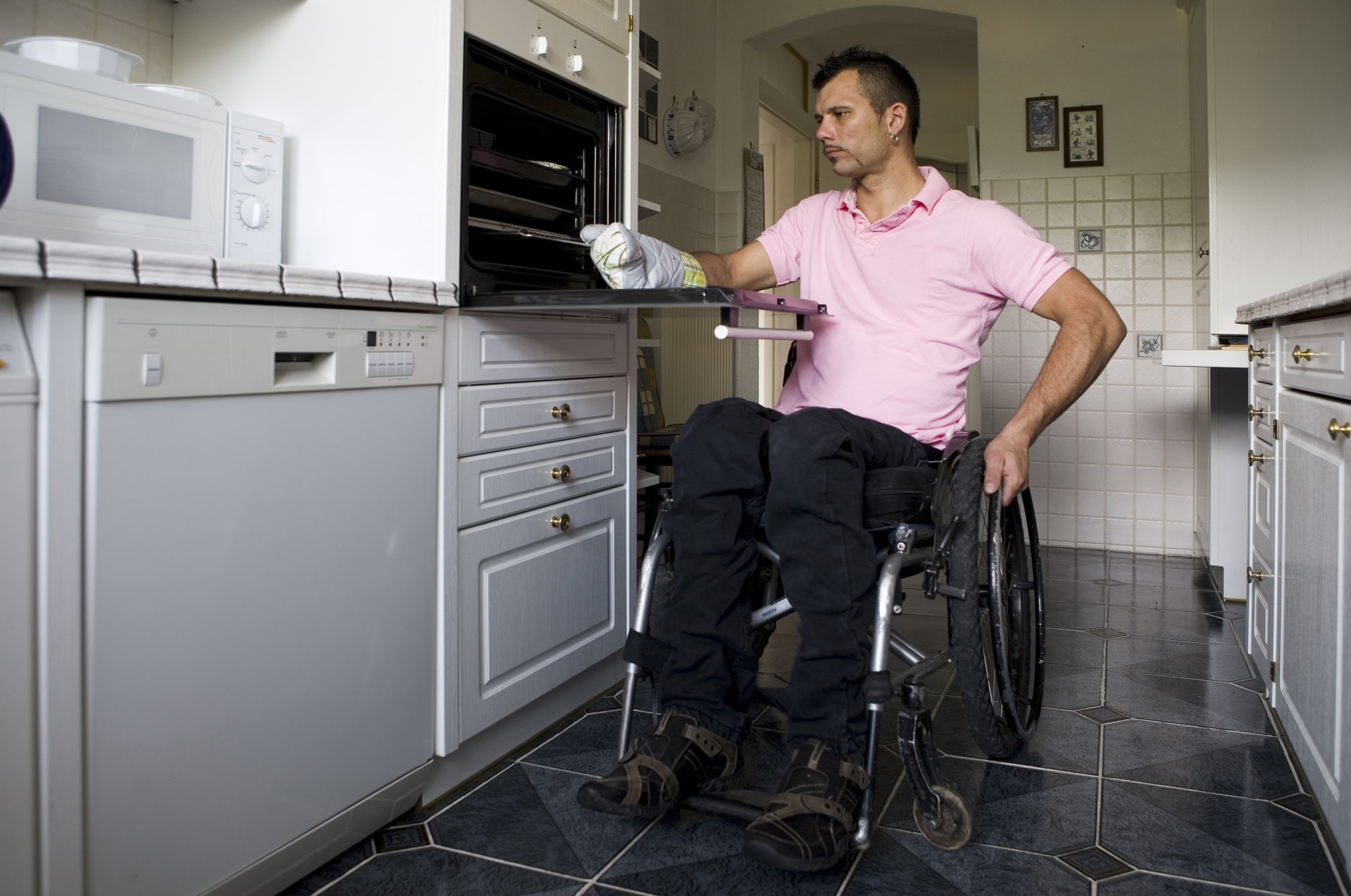 Жилье для инвалидов 1 группы. Кухня для инвалида колясочника. Кухня для людей с ограниченными возможностями. Квартира для инвалида колясочника. Инвалид в быту.